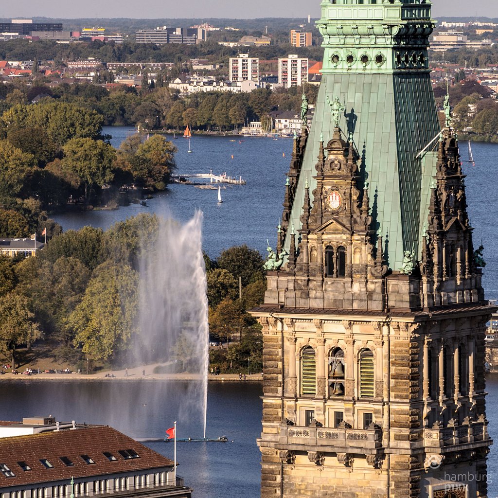 Der Rathausturm und die Alster